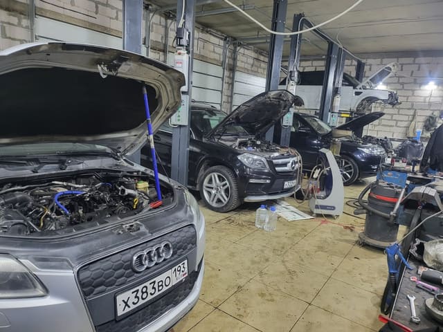 Ремонт двигателя в Авто-Куш под Зеленоградом: Audi Q7 с открытым капотом