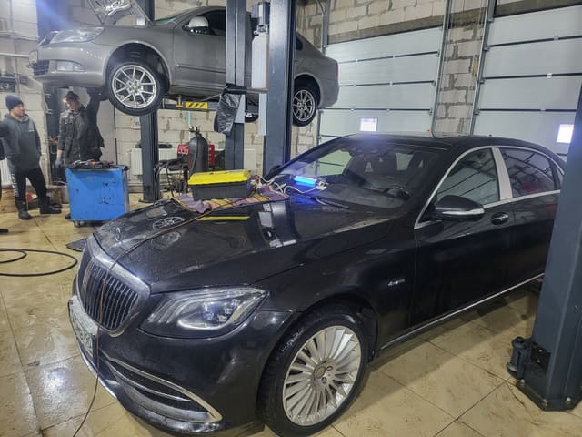 Кроссовер на подъёмнике в автосервисе Авто-Куш рядом с Зеленоградом