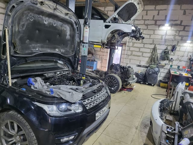 Цех Авто-Куш в Горетовке под Зеленоградом: Range Rover Sport с открытым капотом
